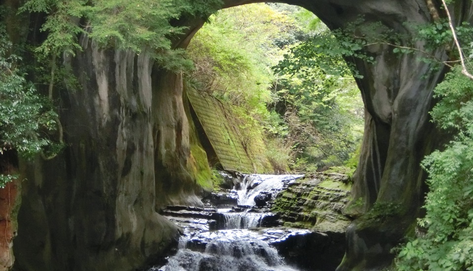 濃溝の滝・亀岩の洞窟